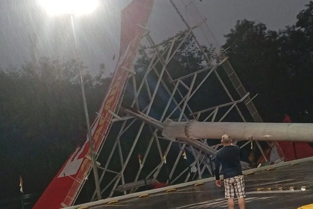 Letreiro de supermercado caiu na avenids Ernesto Geisel.(Foto: Redes Sociais)