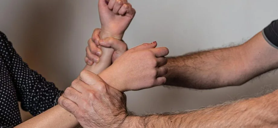 Mulher e namorada agredidas por ex-marido após fim de relacionamento em Dourados
