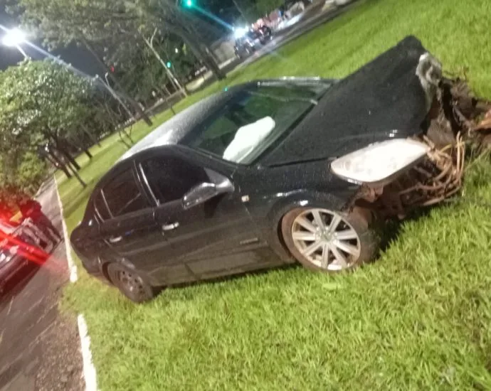 Motorista embriagado invade canteiro central em Campo Grande