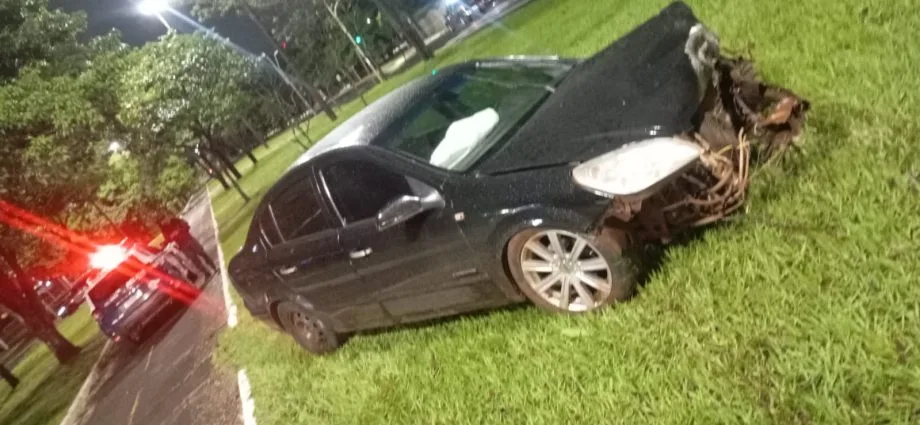 Motorista embriagado invade canteiro central em Campo Grande