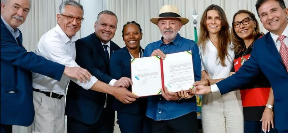Lula sanciona lei de incentivo ao futebol feminino no Brasil