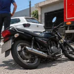 Motorista atropela casal de moto em Campo Grande e foge do local