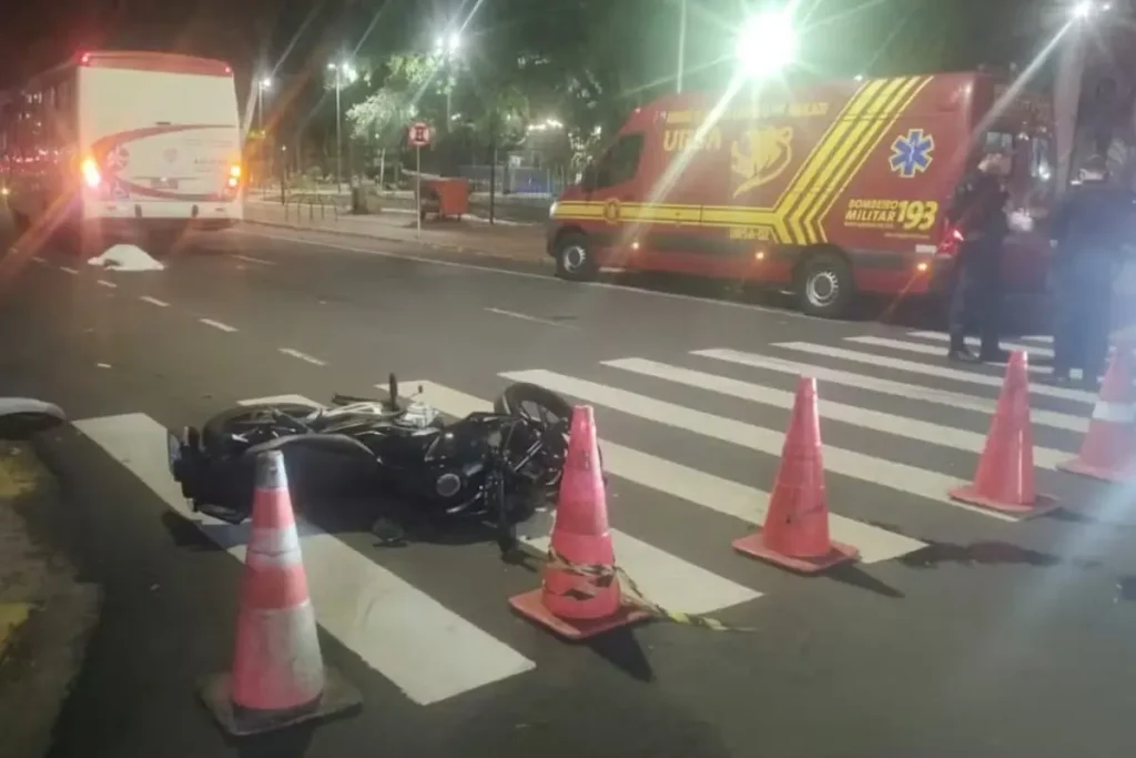 acidente ônibus e moto com adolescente