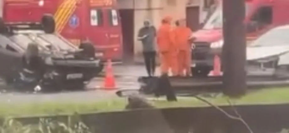 Colisão entre carros provoca capotamento na Avenida Ernesto Geisel em Campo Grande