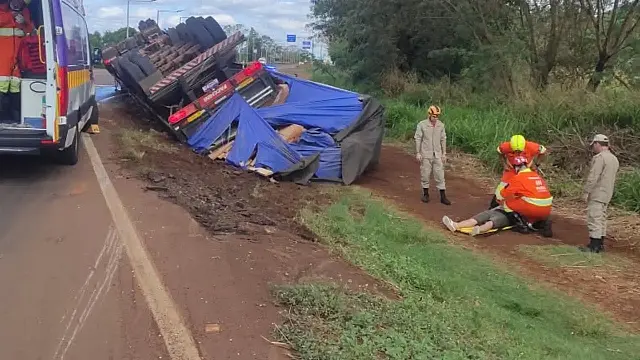 Caminhoneiro sofre ferimentos após tombamento de carreta na BR-163 em Rio Brilhante