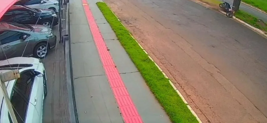 Motociclista morre após colidir com árvore em Campo Grande
