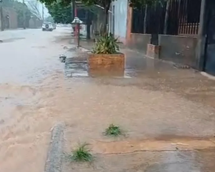 Chuva em Campo Grande transforma ruas do Jardim Los Angeles em rios