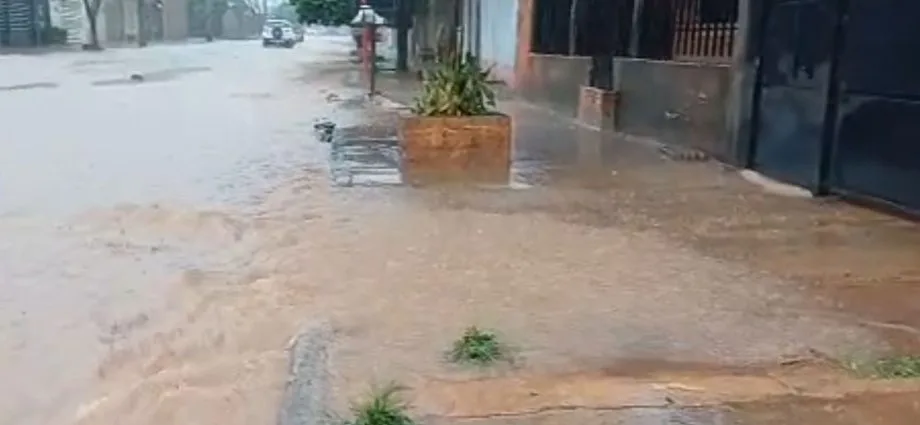 Chuva em Campo Grande transforma ruas do Jardim Los Angeles em rios