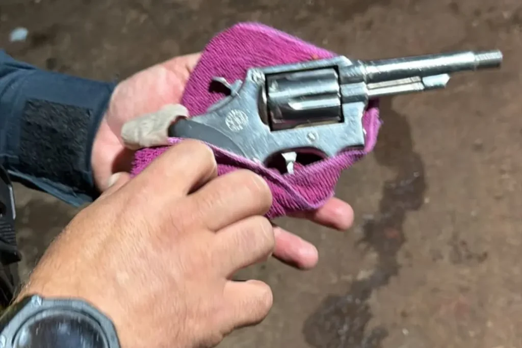 Arma utilizada pelos criminosos durante o sequestro. (Foto: Reprodução/PM)