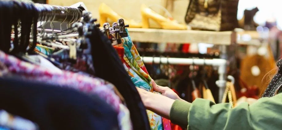 Bazar beneficente em Campo Grande oferece roupas de marca a partir de R$ 10
