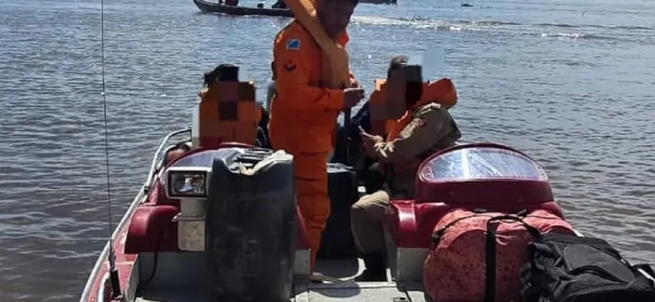 Resgate fluvial de estudantes ocorre em escola rural no Pantanal