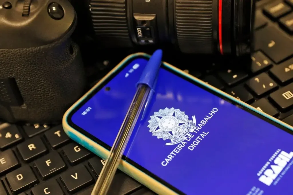 Celular com Carteira de Trabalho Digital. (Foto: Bruno Peres/Agência Brasil) vagas de emprego