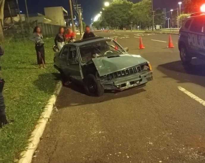 Motorista de Chevette se envolve em acidente com Audi na Afonso Pena em Campo Grande