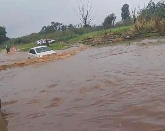 Chuva causa alagamentos em Campo Grande neste sábado