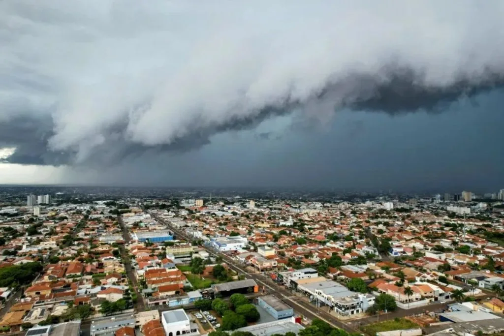 tempestade em Campo Grande. (Foto: Ariovaldo Dantas)