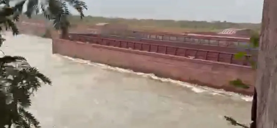 Temporal provoca soltura de barcaças em Corumbá