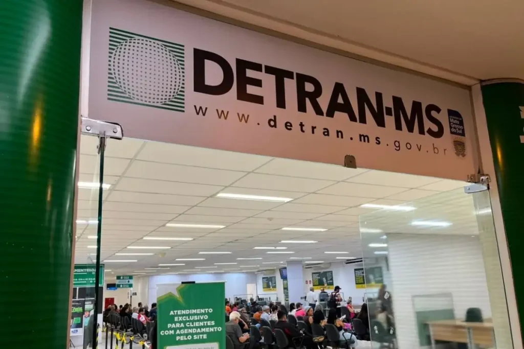 Atendimento na agência do Detran-MS no dia do vencimento do licenciamento 2026 para placas final 1, 2 e 3