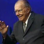 Ex-presidente José Sarney permanece internado em São Paulo para tratamento de pneumonia