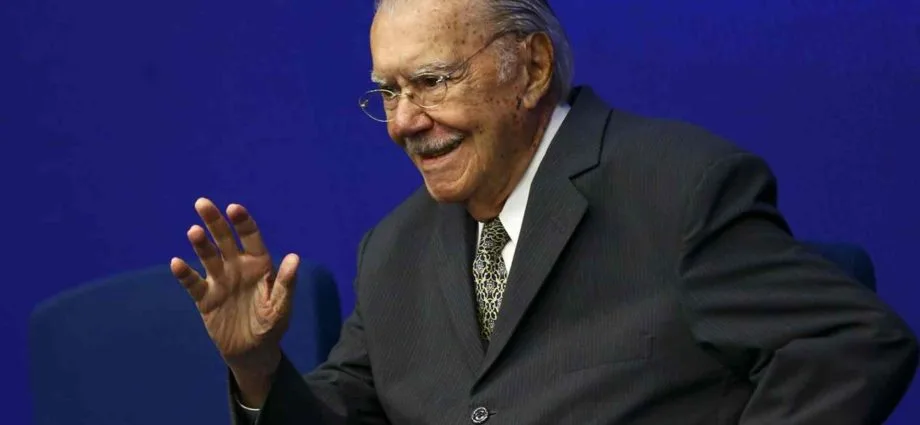 Ex-presidente José Sarney permanece internado em São Paulo para tratamento de pneumonia