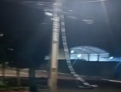 Fio solto é flagrado na Avenida Bandeirantes em vídeo enviado por condutores