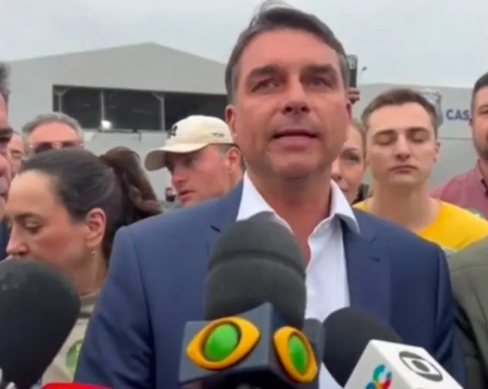 Flávio Bolsonaro critica Lula e faz comparação com Joe Biden