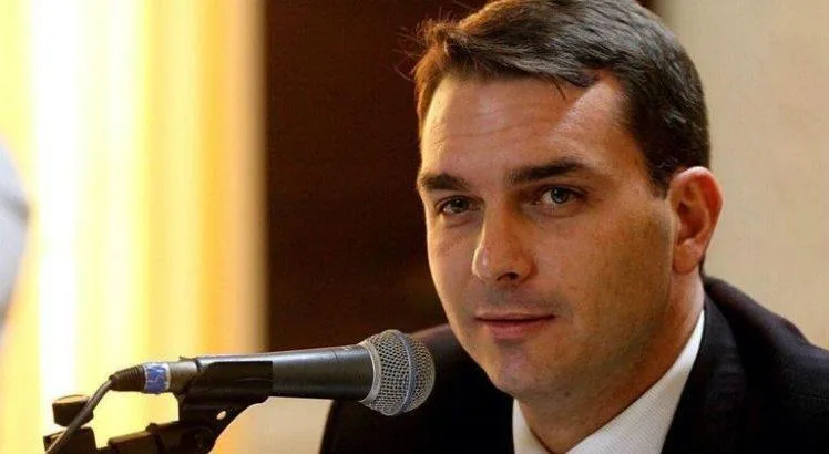 Flávio Bolsonaro torce pela homologação da delação de Daniel Vorcaro