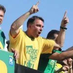 Flávio Bolsonaro confirma presença em debate da Globo e convida Lula a participar
