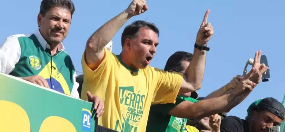 Flávio Bolsonaro confirma presença em debate da Globo e convida Lula a participar