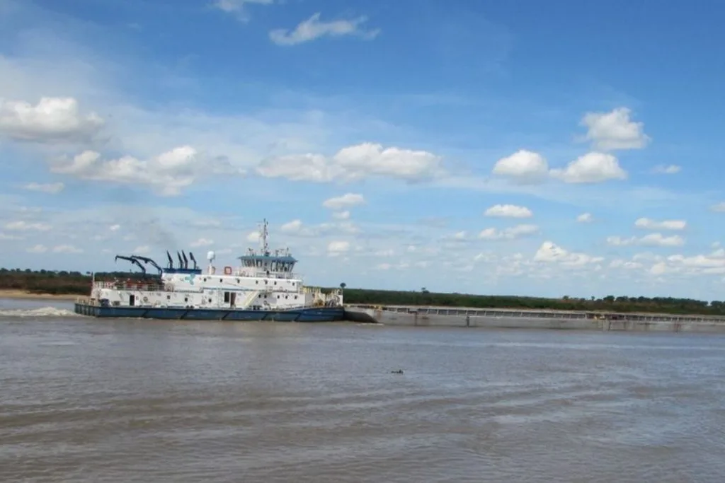 Embarcação navegando na Hidrovia do Rio Paraguai (Foto: Ministério dos Portos e Aeroportos)