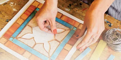 Curso gratuito de mosaico com pastilhas e azulejos em Campo Grande