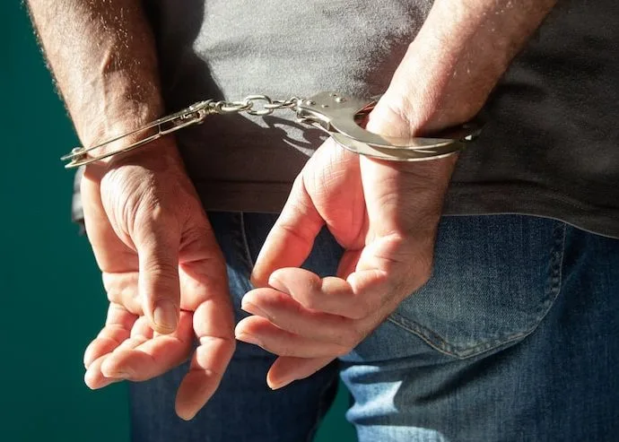 Homem é preso por tentativa de feminicídio contra a mãe em Campo Grande