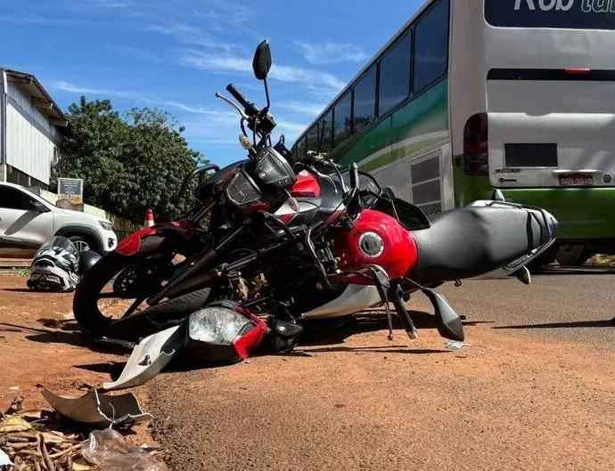 Jovem sem CNH tenta fugir da polícia, cai de moto e acaba preso em Campo Grande