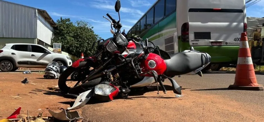 Jovem sem CNH tenta fugir da polícia, cai de moto e acaba preso em Campo Grande