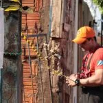 Moradora precisou deixar casa após incêndio em construção no Caiçara