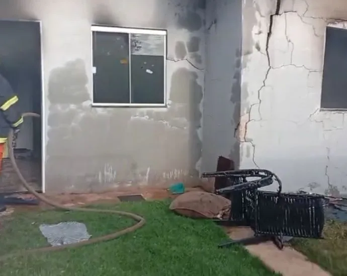 Incêndio devastador atinge residência no Bairro Los Angeles, Campo Grande
