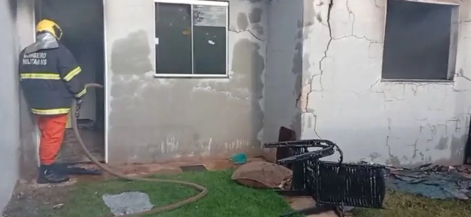 Incêndio devastador atinge residência no Bairro Los Angeles, Campo Grande