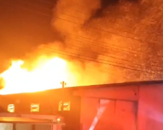 Incêndio destrói marcenaria em Campo Grande na noite desta sexta-feira