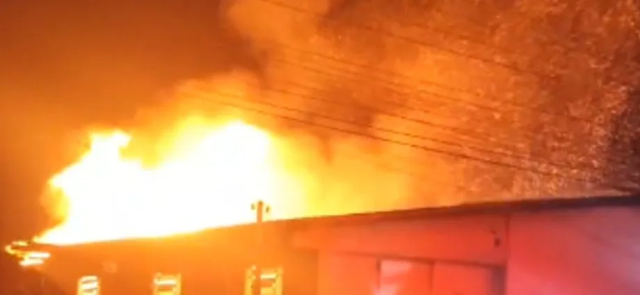 Incêndio destrói marcenaria em Campo Grande na noite desta sexta-feira