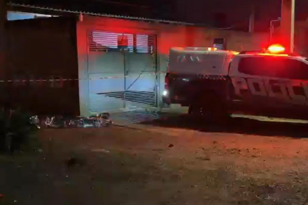 polícia no local de assassinato de jovem dourados