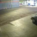 Carro invade loja em Campo Grande durante furto; criminosos levam R$ 20 mil em celulares