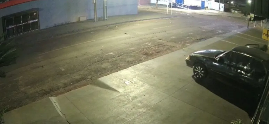 Carro invade loja em Campo Grande durante furto; criminosos levam R$ 20 mil em celulares
