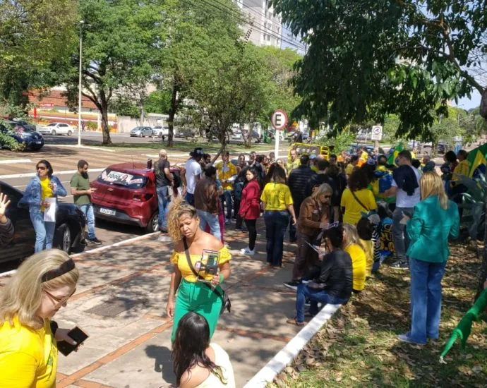 Manifestação em Campo Grande reúne dezenas contra ministros do STF