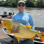 Empresária captura dourado de 1,05 metro e 18 kg em pescaria em Dourados