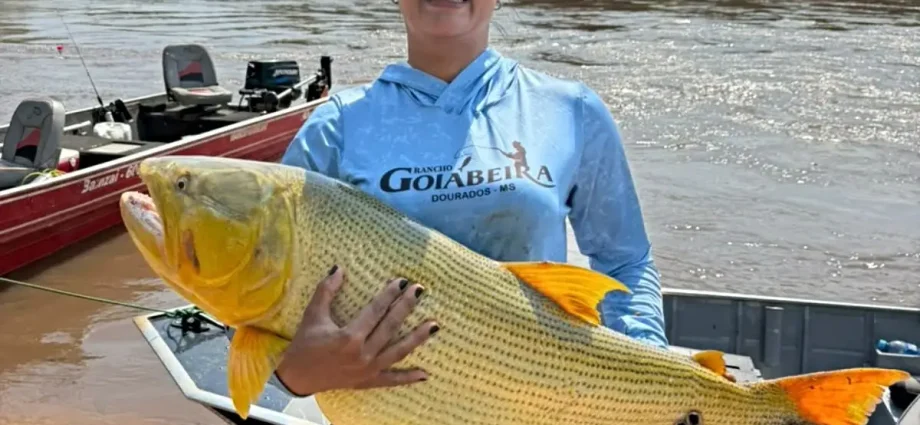 Empresária captura dourado de 1,05 metro e 18 kg em pescaria em Dourados