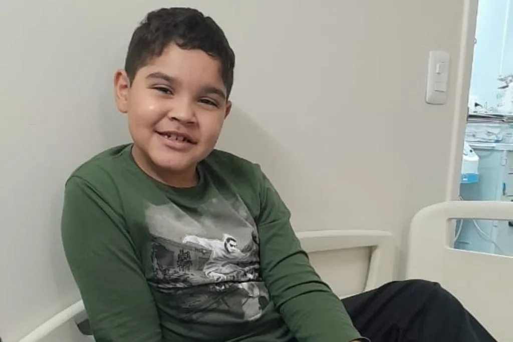 “Eu quero ter uma vida normal como as outras crianças”, diz Miguel, de apenas 8 anos. (Foto: Reprodução)