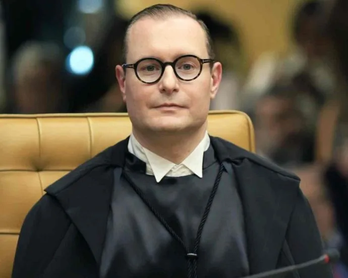 Prazo para entrega do celular de Vorcaro termina hoje, determina Zanin