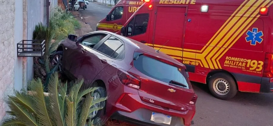 Mulher desmaia ao volante e colide com muro em Campo Grande