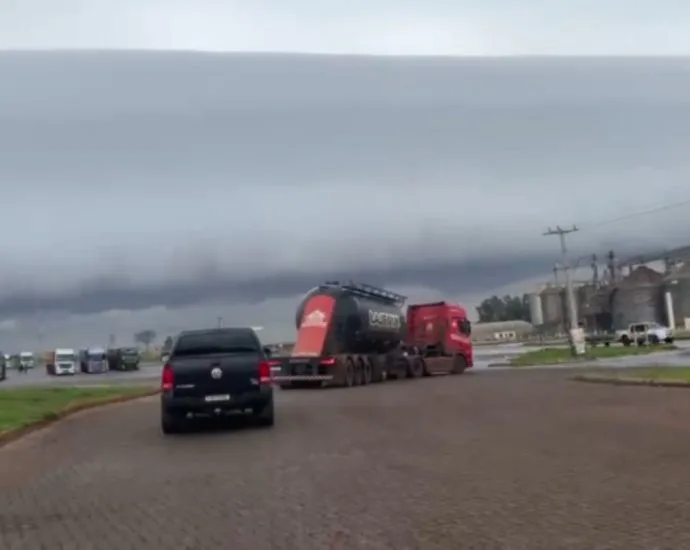 Nuvem rolo impressiona moradores em Maracaju neste sábado