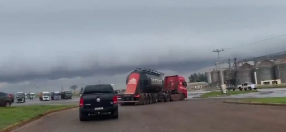 Nuvem rolo impressiona moradores em Maracaju neste sábado
