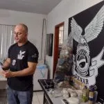 Delegado preso por desvio de drogas segue detido após audiência em MS
